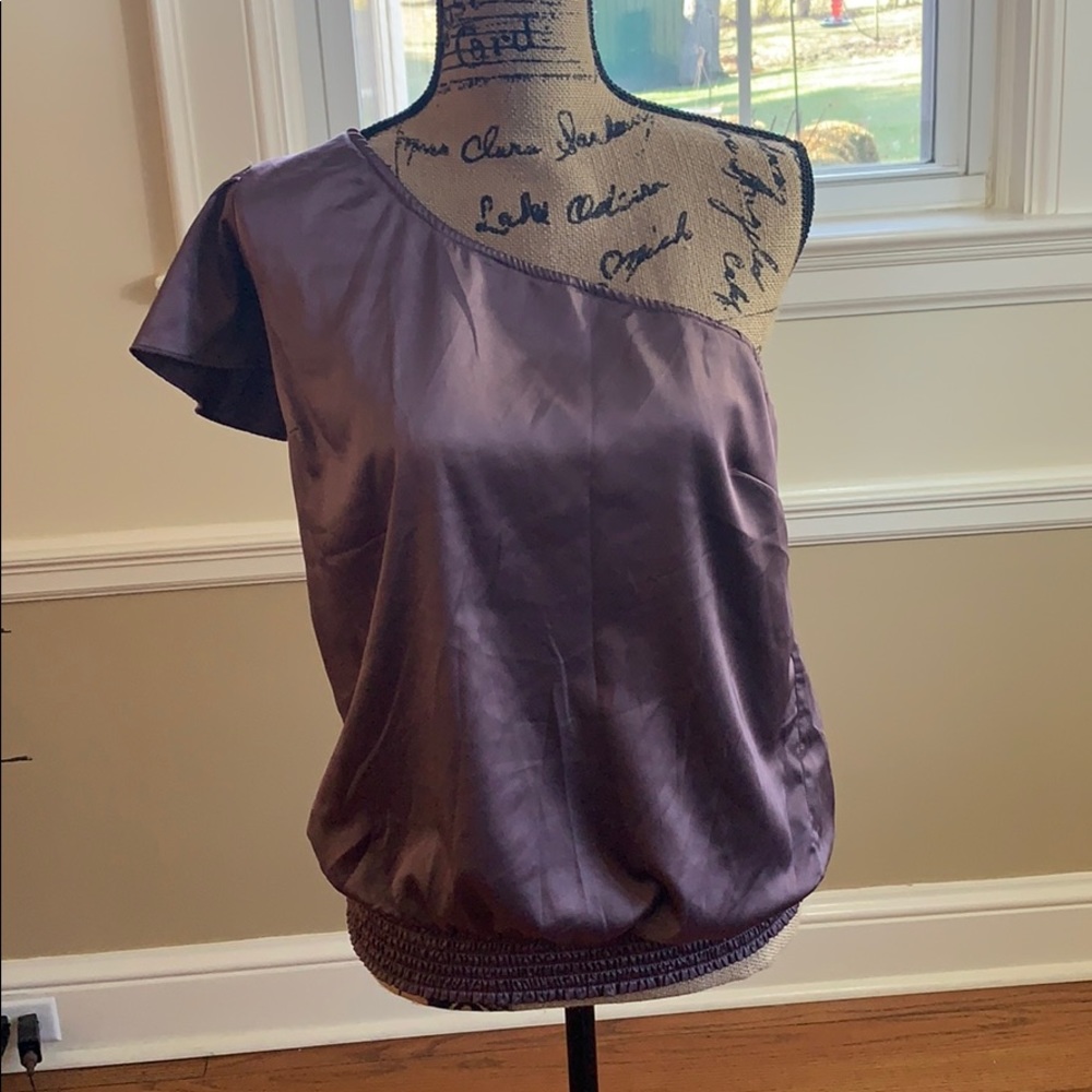 Guess one sleeve shirt